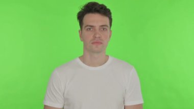 Yeşil arka plan üzerinde üzgün genç adam 