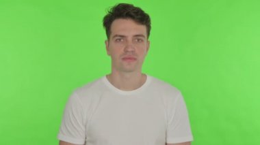 Yeşil Arkaplanda Yitik Tepki Veren Genç Adam 