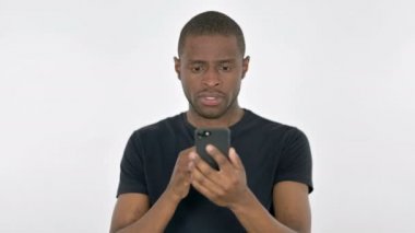Beyaz Arkaplanda Akıllı Telefon 'da Genç Afrikalı Kayıp 