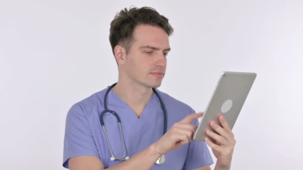 Beyaz Arkaplanda Dijital Tablet kullanan Genç Doktor — Stok video