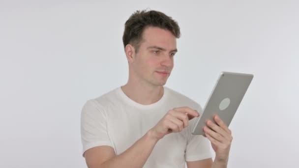 年轻人在白色背景上使用数字平板电脑 — 图库视频影像