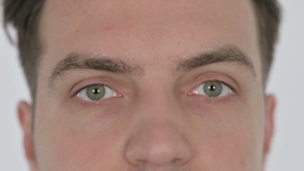 Sluiten van knipperende ogen van jonge man — Stockvideo