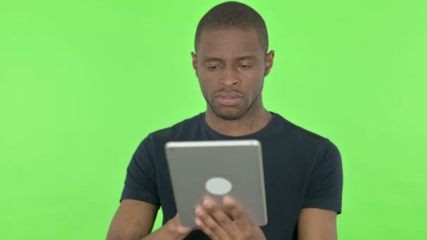 Homem Africano Jovem usando Tablet Digital em Fundo Verde — Vídeo de Stock