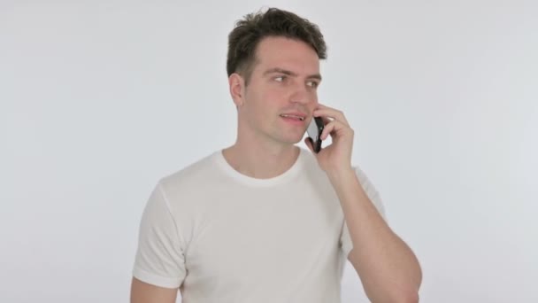 Mladý muž mluví na telefonu na bílém pozadí — Stock video