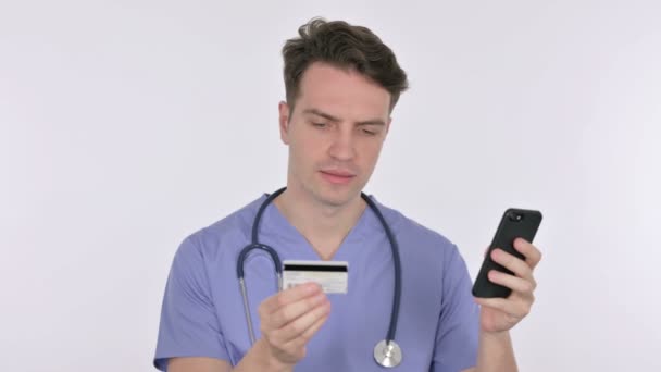 Compras en línea en Smartphone por Young Doctor en fondo blanco — Vídeo de stock