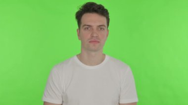 Yeşil Arkaplanda Genç Adam 'dan Başparmaklar Aşağı 