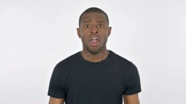 Beyazların Arkaplanda Kaybolan Genç Afrikalı Adam 