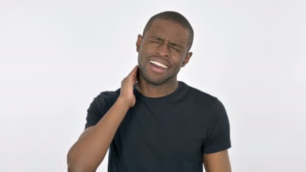 Joven africano con dolor de cuello sobre fondo blanco — Vídeo de stock