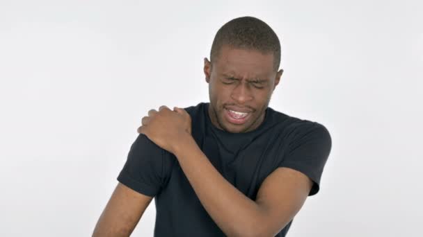 Homem Africano Jovem com Dor de Ombro em Fundo Branco — Vídeo de Stock