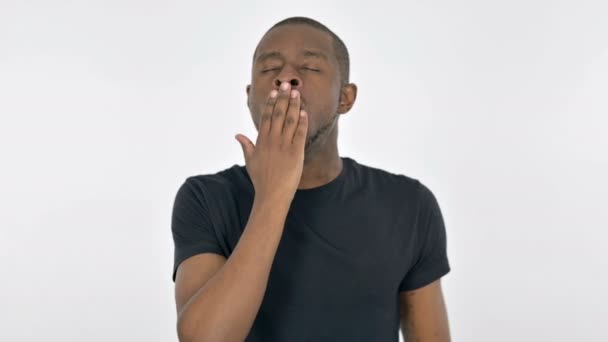 Зияющий молодой африканский человек на белом фоне — стоковое видео