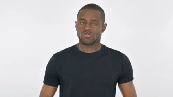 Ung afrikansk man känner sig ledsen på vit bakgrund — Stockvideo