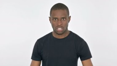 Öfkeli Genç Afrikalı Adam Beyaz Arkaplanda İntikam İstiyor 