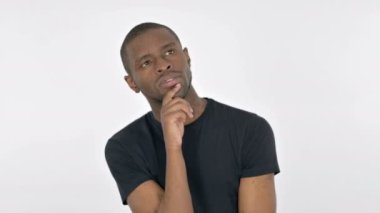 Beyaz Arkaplan 'da Düşünen Düşünceli Genç Afrikalı Adam 