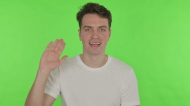 Yeşil Arkaplanda Genç Adam 'dan Video Sohbeti 