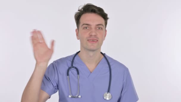 Молодой доктор говорит на онлайн-видео-вызове на белом фоне — стоковое видео