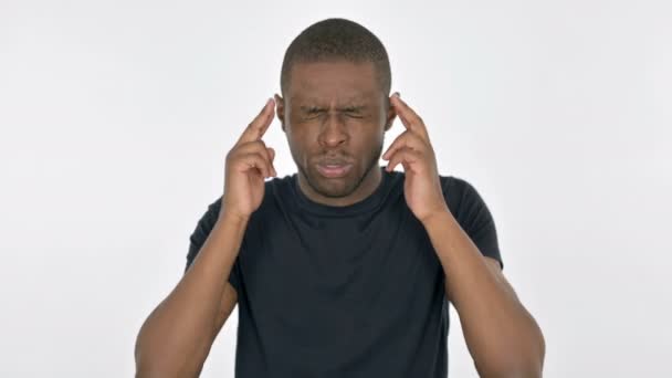 Joven africano con dolor de cabeza sobre fondo blanco — Vídeos de Stock