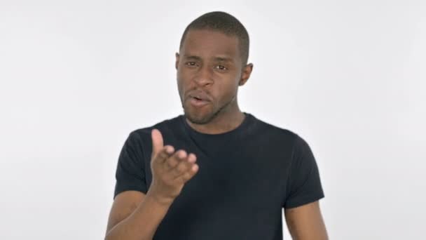 Videochatt av ung afrikansk man på vit bakgrund — Stockvideo