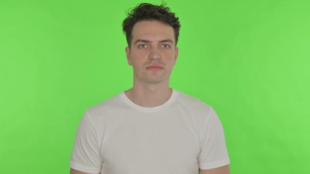 Angry Young Man Arată degetul mijlociu pe fundal verde — Videoclip de stoc