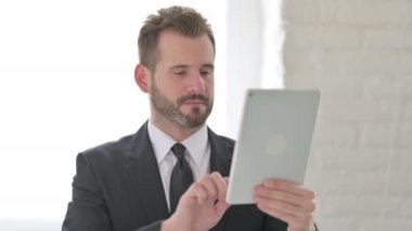 Genç İşadamı Ofiste Tablette Kutlama Yapıyor 