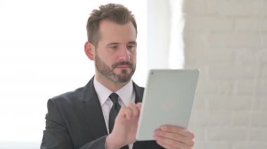 Ofiste Tablet kullanan Çekici Genç İş Adamı 