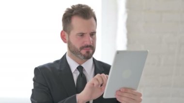 Genç İşadamı Ofiste Kayıp Tabletinde 