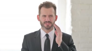 Orta yaşlı hasta iş adamı diş ağrısı çekiyor.
