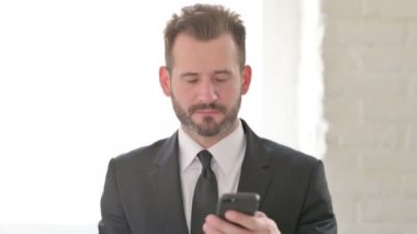 Genç İş Adamı Telefonda Konuşuyor, Tartışıyor