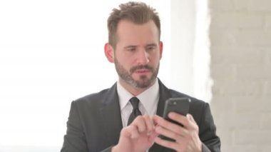 Genç İşadamı Akıllı Telefon Kaybına Tepki