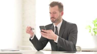 Genç İşadamı Smartphone 'da Başarılı Çevrimiçi Ödeme Yapıyor 