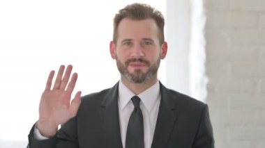 Çevrimiçi Video Çağrısında Orta Çağ İşadamı Konuşuyor