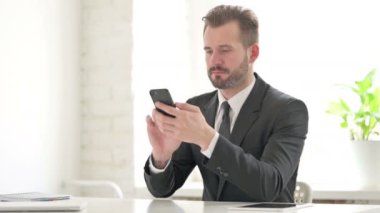 Genç İşadamı Akıllı Telefon Kayıplarına Tepki Veriyor 