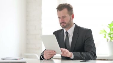 Ofisteki Tablet 'te Video Çağrısı Yapan Genç İşadamı 