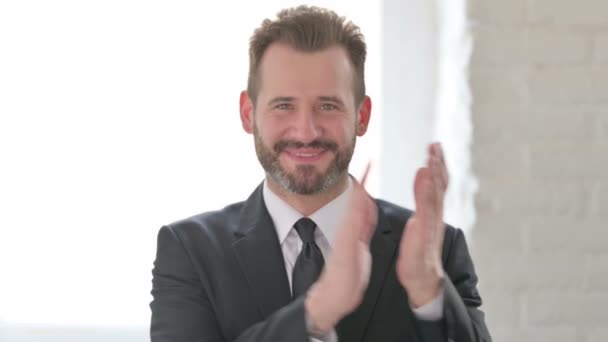 Портрет счастливого бизнесмена средних лет, хлопающего в ладоши, аплодирующего — стоковое видео