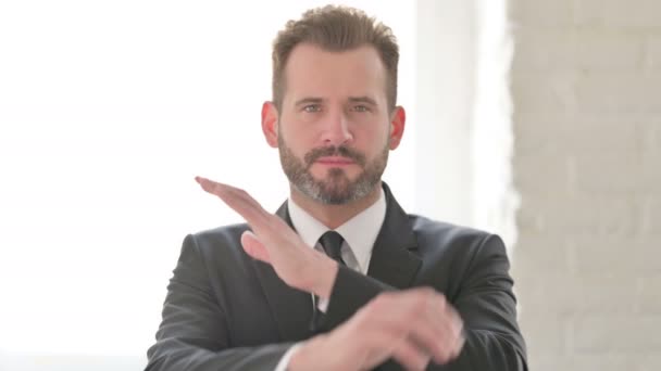 Uomo d'affari di mezza età che non mostra segni di braccia incrociate — Video Stock