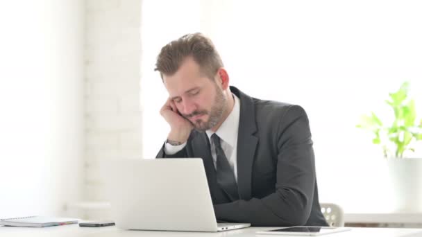 Jonge zakenman valt in slaap tijdens het werken op Laptop in Office — Stockvideo