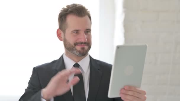 Video hovor na tabletu od Young Businessman v kanceláři — Stock video