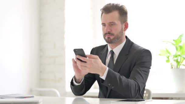 Joven empresario exitoso celebrando en Smartphone — Vídeos de Stock