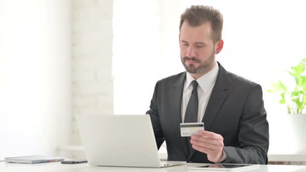 Молодий підприємець робить помилку онлайн платежів на ноутбуці в офісі — стокове відео