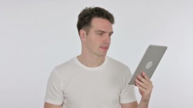 Günlük Genç Adam Beyaz Arkaplanda Tablet 'te Başarı Kutlaması 