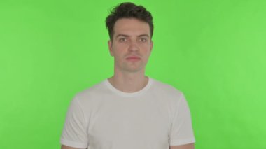 Yeşil Geçmişli Ciddi Sıradan Genç Adam 