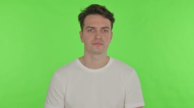 Yeşil Arkaplanda Baş Ağrısı Olan Sıradan Genç Adam 