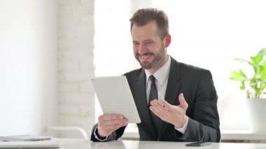 Ofisteki Tablette Başarıyı Kutlayan İşadamı 