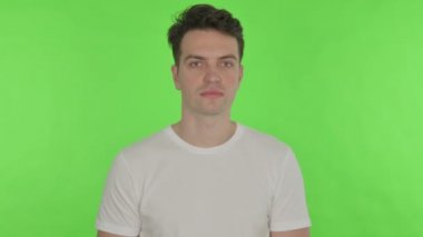 Yeşil Arkaplanda Gülümseyen Sıradan Genç Adam 