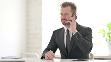 İşadamı Ofiste Akıllı Telefonla Konuşuyor 