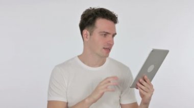 Beyaz Arkaplanda Sıradan Genç Adam 'ın Tabletteki Görüntü Çağrısı 