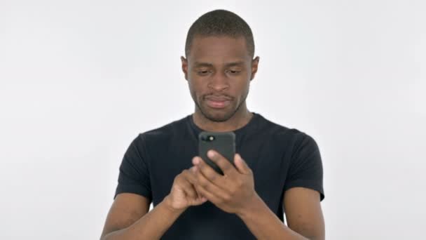 Uomo Africano Che Festeggia Smartphone Sfondo Bianco — Video Stock
