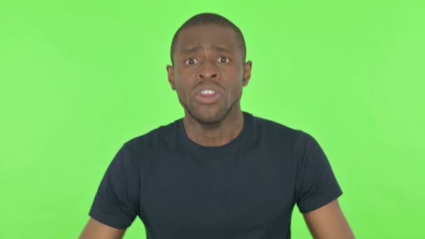 Enttäuschter Afrikaner Reagiert Auf Verlust Auf Grünem Hintergrund — Stockvideo