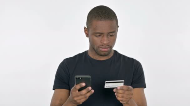 Compras Online Smartphone Por Jovem Africano Fundo Branco — Vídeo de Stock