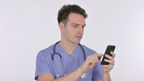 Homme Docteur Navigation Sur Smartphone Sur Fond Blanc — Video