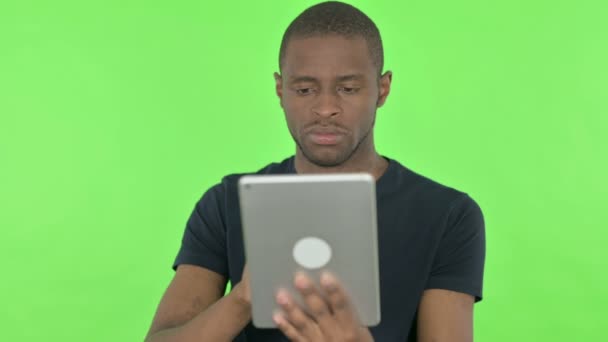 Homem Africano Reagindo Perda Tablet Fundo Verde — Vídeo de Stock